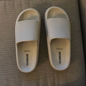 Cushionaire Pillow Slides Beige